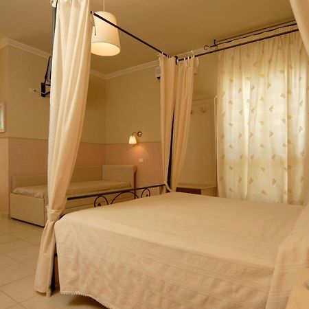 Hotel Mocambo Piscina E Spiaggia Сан Бенедето дел Тронто Екстериор снимка