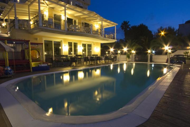 Hotel Mocambo Piscina E Spiaggia Сан Бенедето дел Тронто Екстериор снимка