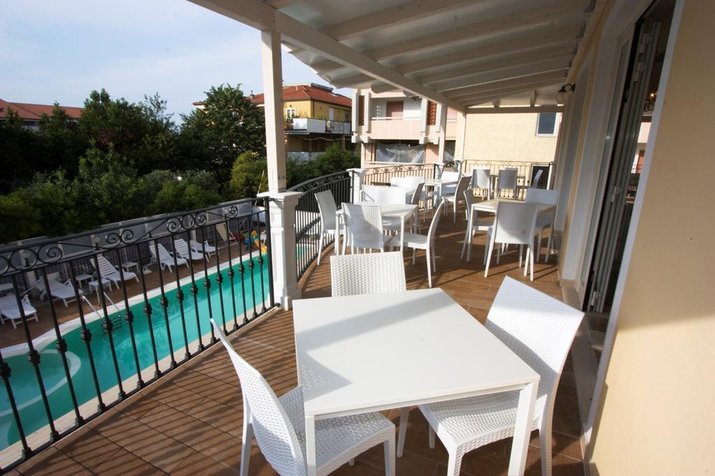 Hotel Mocambo Piscina E Spiaggia Сан Бенедето дел Тронто Екстериор снимка
