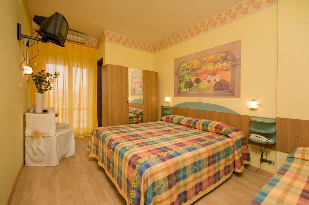 Hotel Mocambo Piscina E Spiaggia Сан Бенедето дел Тронто Стая снимка