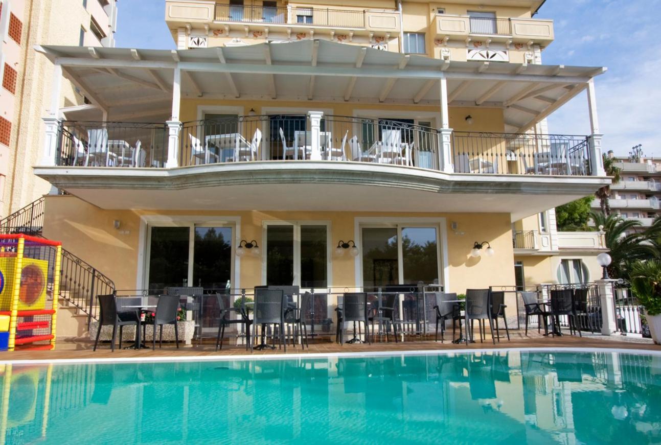 Hotel Mocambo Piscina E Spiaggia Сан Бенедето дел Тронто Екстериор снимка